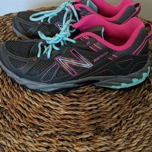 New Balance | trail running shoes | Womens 7